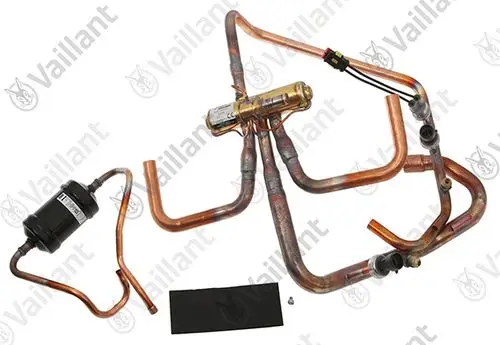 Vaillant 4-Wege-Ventil aus Kupferrohren mit verschiedenen Anschlüssen, Ventil und Filter. Bestandteil eines Heizsystems zur Umsteuerung von Heiz- und Kühlflüssigkeiten.